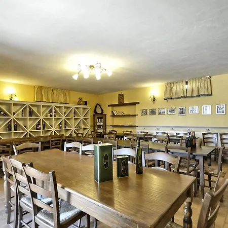 Vernazzano Basso Sleeps 6 T241021 Апартаменты